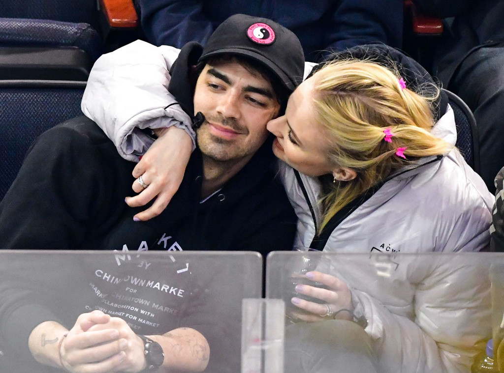 Joe Jonas, Sophie Turner, Hockey Game
